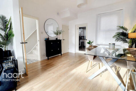 Hanbury Road, Pontypool 2 bed terraced house for sale