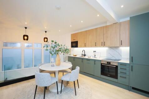 Mitcham Road, London SW17 2 bed flat for sale