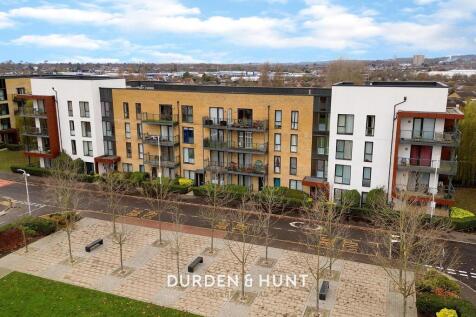 St. Clements Avenue, Romford RM3 2 bed apartment for sale
