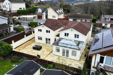 6 bedroom detached house for sale
