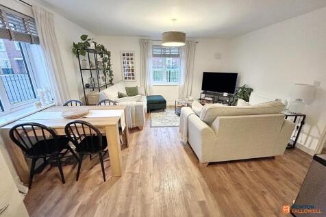 Kentwell Road, Hampton Gardens... 2 bed flat for sale