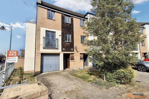 3 bedroom town house for sale
