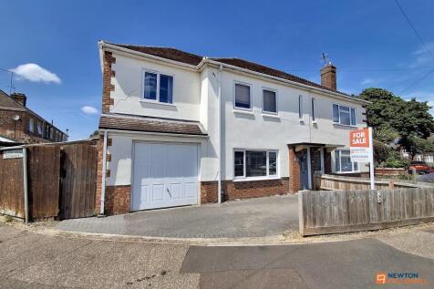 4 bedroom semi-detached house for sale