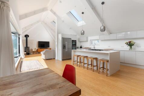 4 bedroom maisonette for sale