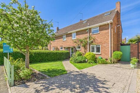 Shackleton Square, Bransgore... 3 bed semi