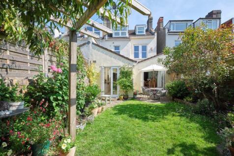 5 bedroom end of terrace house for sale