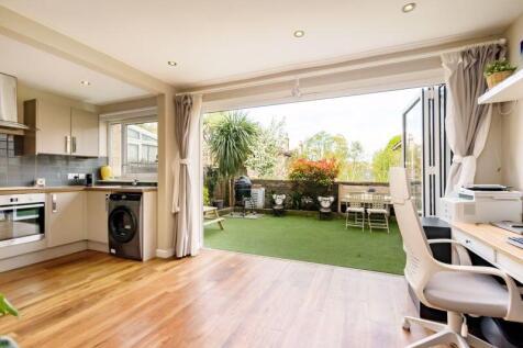 3 bedroom town house for sale