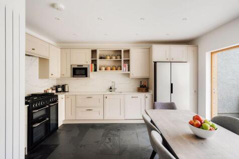 4 bedroom terraced house for sale