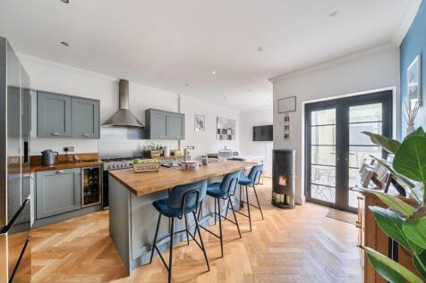 4 bedroom semi-detached house for sale