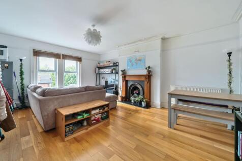 3 bedroom flat for sale
