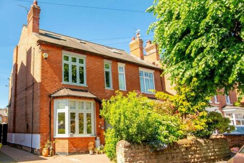 4 bedroom semi-detached house for sale