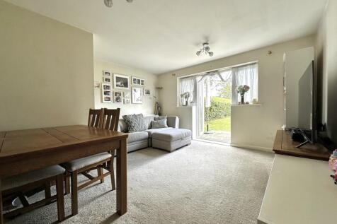 Devon Road, Watford, WD24 4HS 2 bed flat for sale