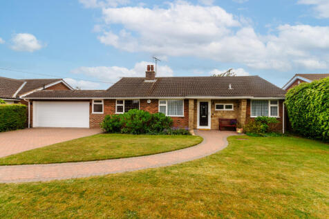 Dovehouse Lane, Kensworth, Dunstable... 3 bed detached bungalow for sale