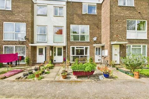 2 bedroom ground floor maisonette for sale