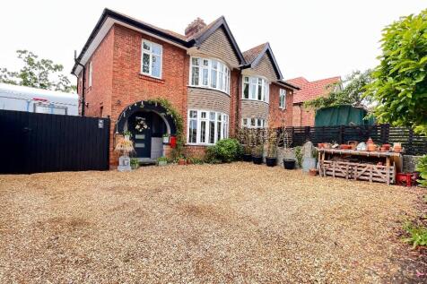 3 bedroom semi-detached house for sale