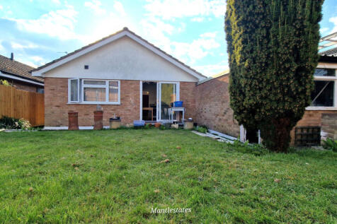 Silvercliffe Gardens, East Barnet EN4 3 bed bungalow for sale
