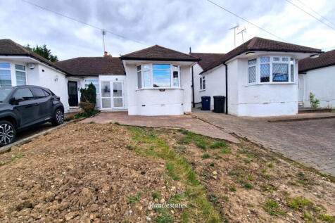Derwent Avenue, East Barnet EN4 2 bed semi