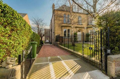 2 bedroom semi-detached villa for sale