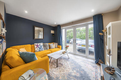 Walton Road, West Molesey, Surrey, KT8 1 bed detached house for sale