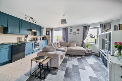 In View Court, Mayfield Road... 2 bed flat for sale