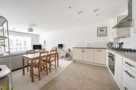 Mayfield Road, Walton On Thames... 2 bed flat for sale