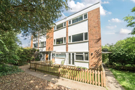 Devoke Way, Walton On Thames, Surrey... 2 bed maisonette for sale
