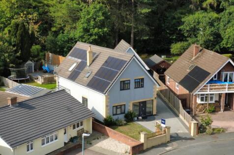6 bedroom detached house for sale