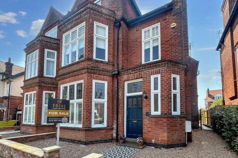 6 bedroom semi-detached house for sale
