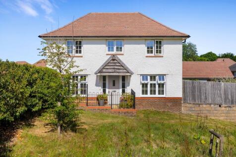Coniston Avenue, Haywards Heath RH17 3 bed detached house for sale