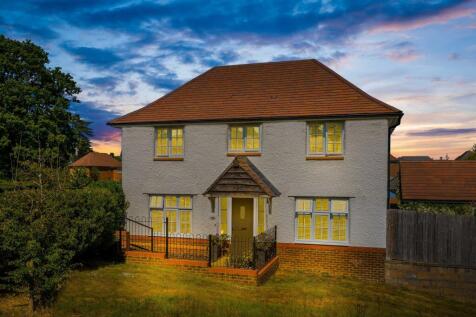 Coniston Avenue, Haywards Heath RH17 3 bed detached house for sale