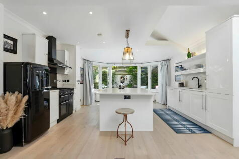 2 bedroom ground floor flat for sale