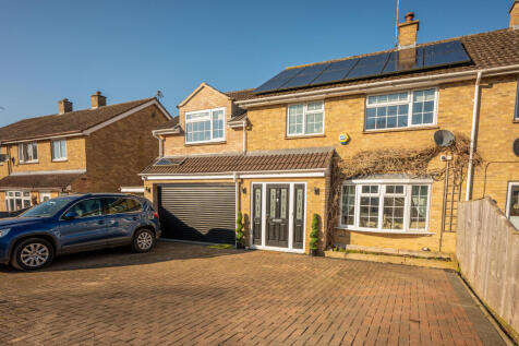 3 bedroom semi-detached house for sale