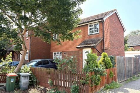 4 bedroom end of terrace house for sale