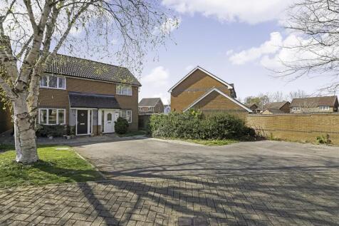 Montague Drive, Caterham CR3 2 bed semi
