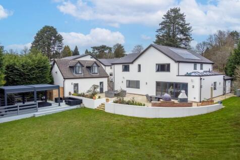 6 bedroom detached house for sale