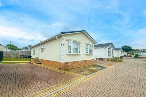 Palm Court, Wickford SS11 2 bed mobile home for sale