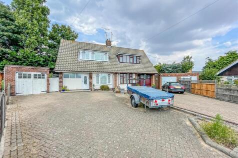 Graham Close, Hockley SS5 4 bed chalet for sale