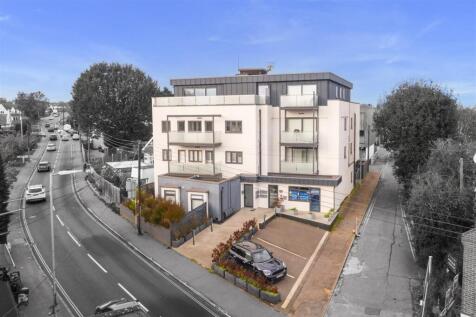 Main Road, Hockley SS5 2 bed apartment for sale