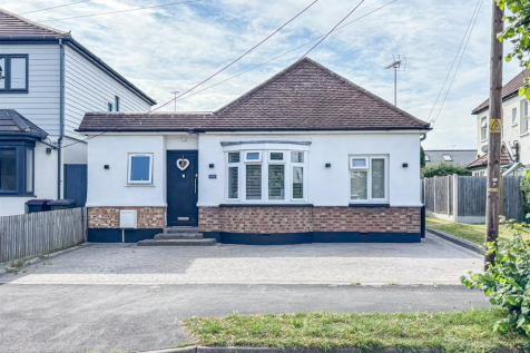 The Chase, Rayleigh SS6 2 bed detached bungalow for sale
