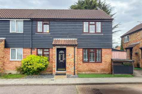 Clavering Court, Rayleigh SS6 3 bed semi