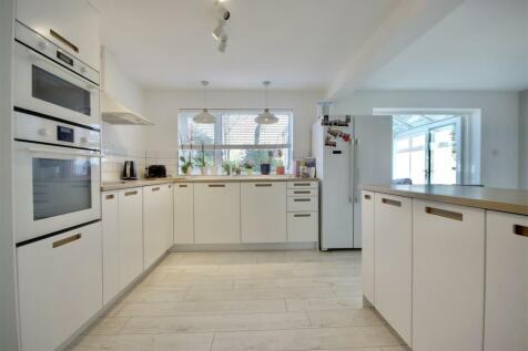 4 bedroom link detached house for sale