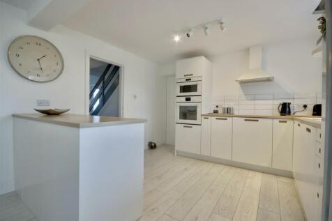 4 bedroom link detached house for sale