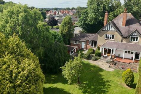 4 bedroom semi-detached house for sale