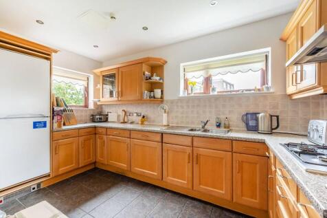 London Road, Stanmore, HA7 2 bed flat for sale