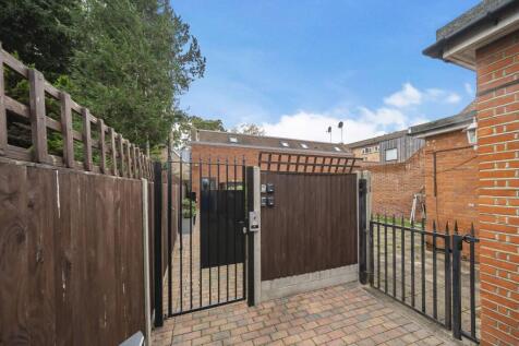 Elm Park, Stanmore, HA7 2 bed maisonette for sale