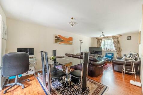 Symphony Close, Edgware, HA8 2 bed flat for sale