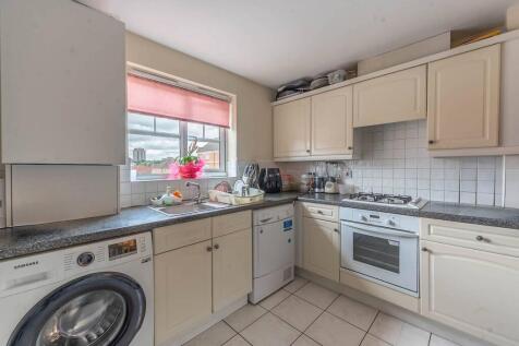 Symphony Close, Edgware, HA8 2 bed flat for sale