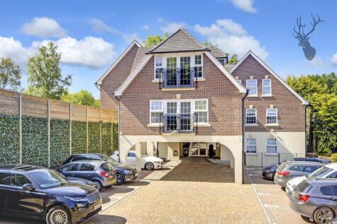 Station Way, Buckhurst Hill IG9 2 bed apartment for sale