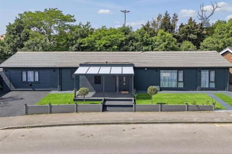Long Green, Chigwell IG7 4 bed detached bungalow for sale