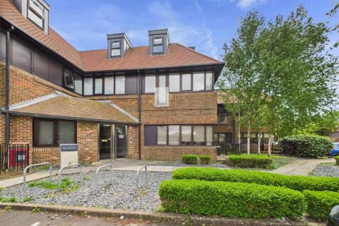 Stokenchurch, High Wycombe HP14 2 bed apartment for sale